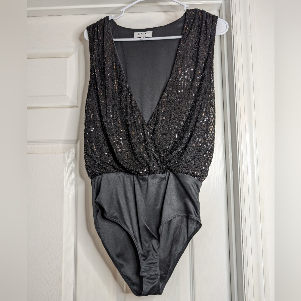 Gilli Black Sequin V-Neck Bodysuit